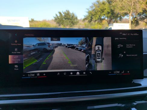 Certified 2025 BMW X7 xDrive40i w/ M Sport Package image 17