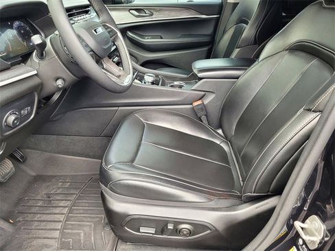 Used 2024 Jeep Grand Cherokee Limited w/ Luxury Tech Group II image 23