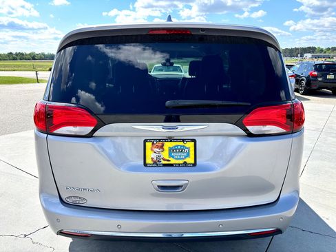 Used 2018 Chrysler Pacifica Touring-L image 5