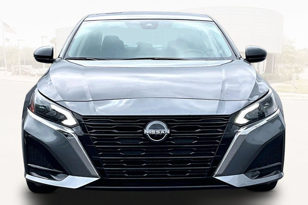Used 2025 Nissan Altima 2.5 SV FWD image 2