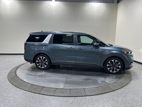 Used 2023 Kia Carnival EX FWD image 6