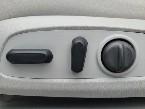 Used 2023 GMC Acadia SLT w/ Technology Package image 18