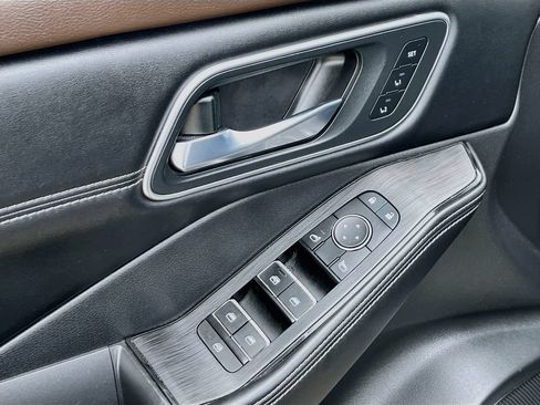 Used 2023 Nissan Rogue Platinum w/ Platinum Premium Package FWD image 12