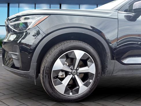 Used 2025 Volvo XC40 B5 Plus image 22