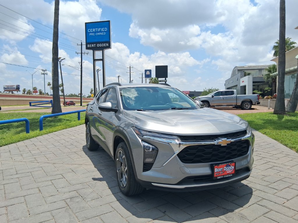 Used 2024 Chevrolet Trax LT w/ LT Convenience Package FWD image 1