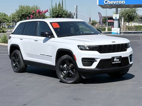 Used 2023 Jeep Grand Cherokee Altitude AWD/4WD image 2