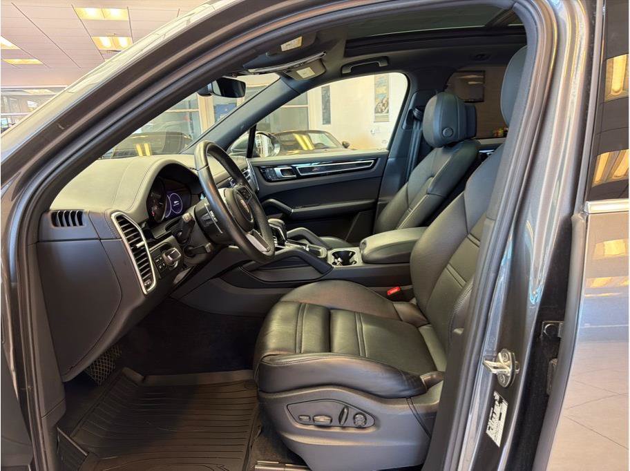 Used 2023 Porsche Cayenne AWD/4WD image 10