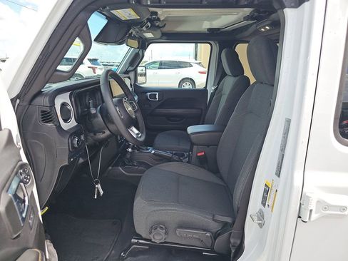 Used 2025 Jeep Wrangler Unlimited Sahara image 4