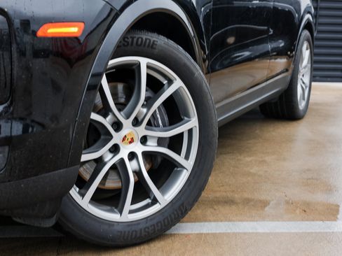 Certified 2024 Porsche Cayenne image 12