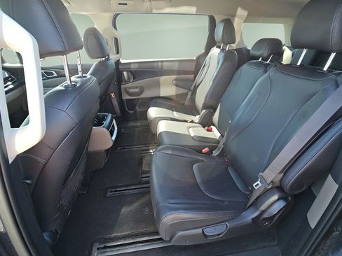 Used 2025 Kia Carnival FWD image 11