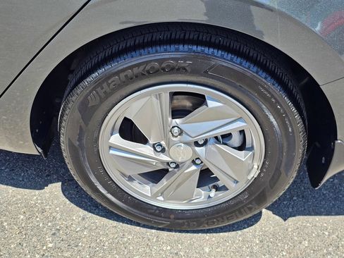 Certified 2025 Hyundai Elantra SE FWD image 8