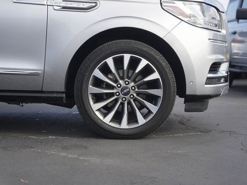 Used 2021 Lincoln Navigator Reserve image 4