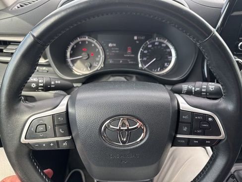 Used 2023 Toyota Highlander LE image 10