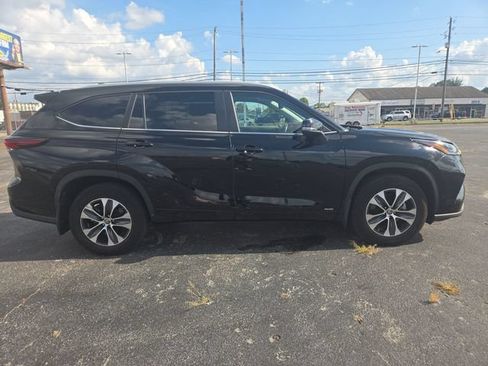 Used 2024 Toyota Highlander XLE AWD/4WD image 9