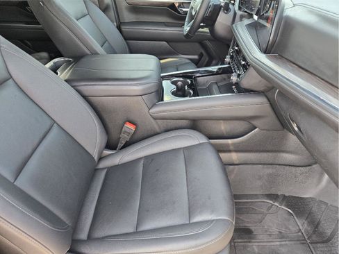 Used 2025 Chevrolet Tahoe Z71 w/ Comfort Package AWD/4WD image 13