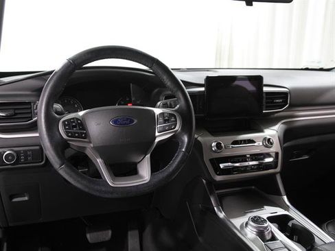 Used 2022 Ford Explorer XLT w/ Equipment Group 202A image 7