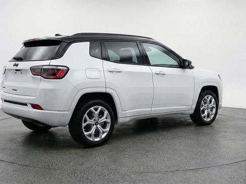 Used 2025 Jeep Compass Latitude AWD/4WD image 9