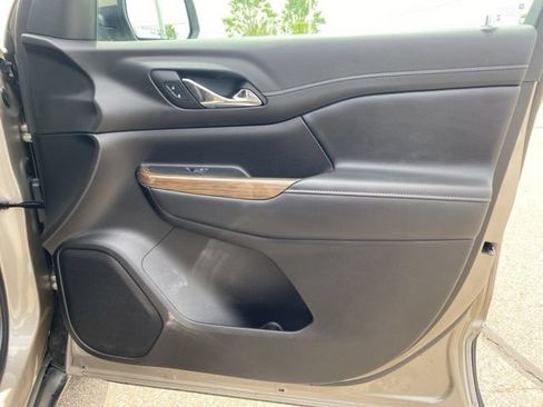 Used 2022 GMC Acadia SLE w/ Driver Convenience Package FWD image 32