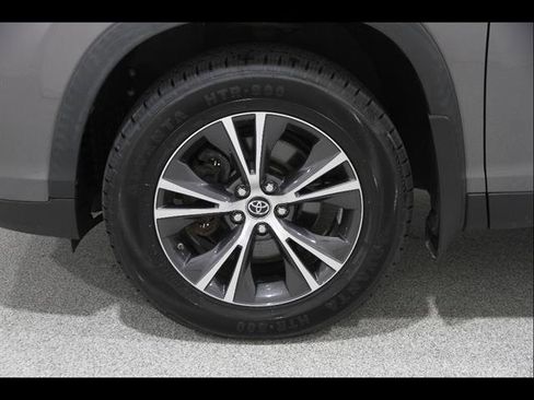 Used 2019 Toyota Highlander LE AWD/4WD image 21