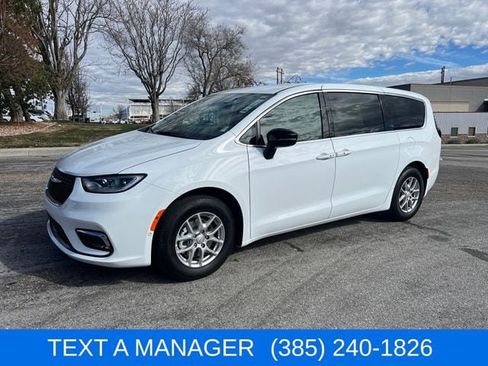 New 2026 Chrysler Pacifica Select image 1