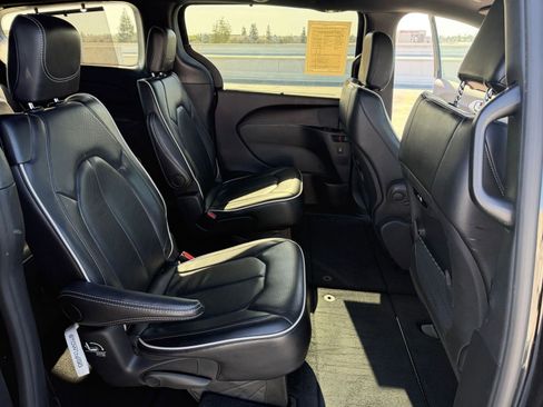 Used 2025 Chrysler Pacifica Limited image 29
