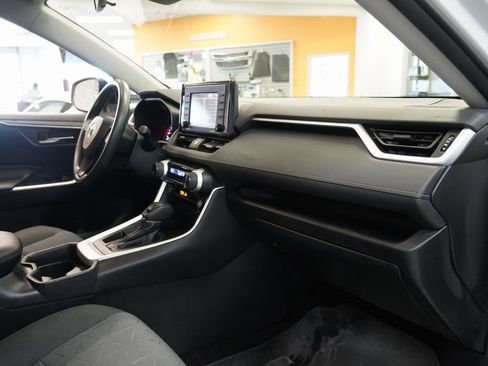 Used 2020 Toyota RAV4 XLE image 27