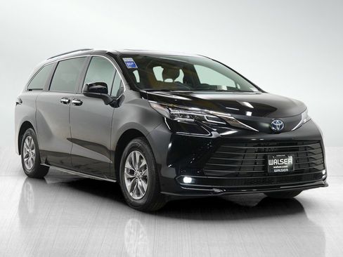 Used 2025 Toyota Sienna XLE image 7