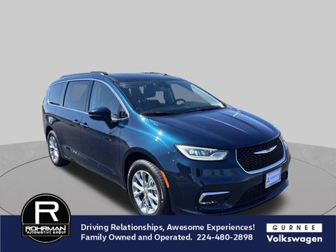 Used 2022 Chrysler Pacifica Touring-L AWD/4WD image 2
