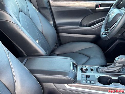 Certified 2025 Toyota Highlander Platinum AWD/4WD image 14