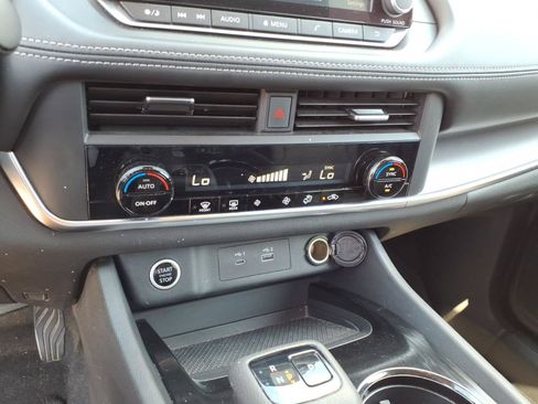 Used 2023 Nissan Rogue SV AWD/4WD image 10