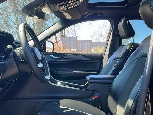 Used 2025 Jeep Grand Cherokee Altitude image 12