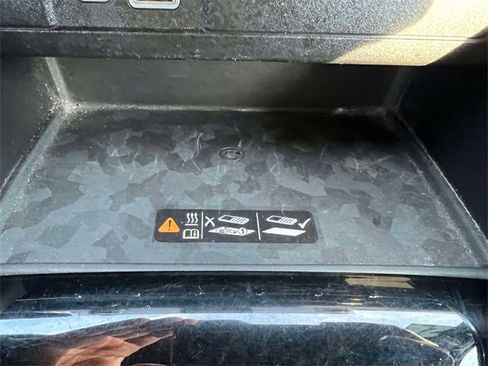 Used 2024 GMC Canyon Denali image 37