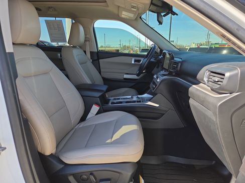 Certified 2022 Ford Explorer XLT w/ Equipment Group 202A image 17