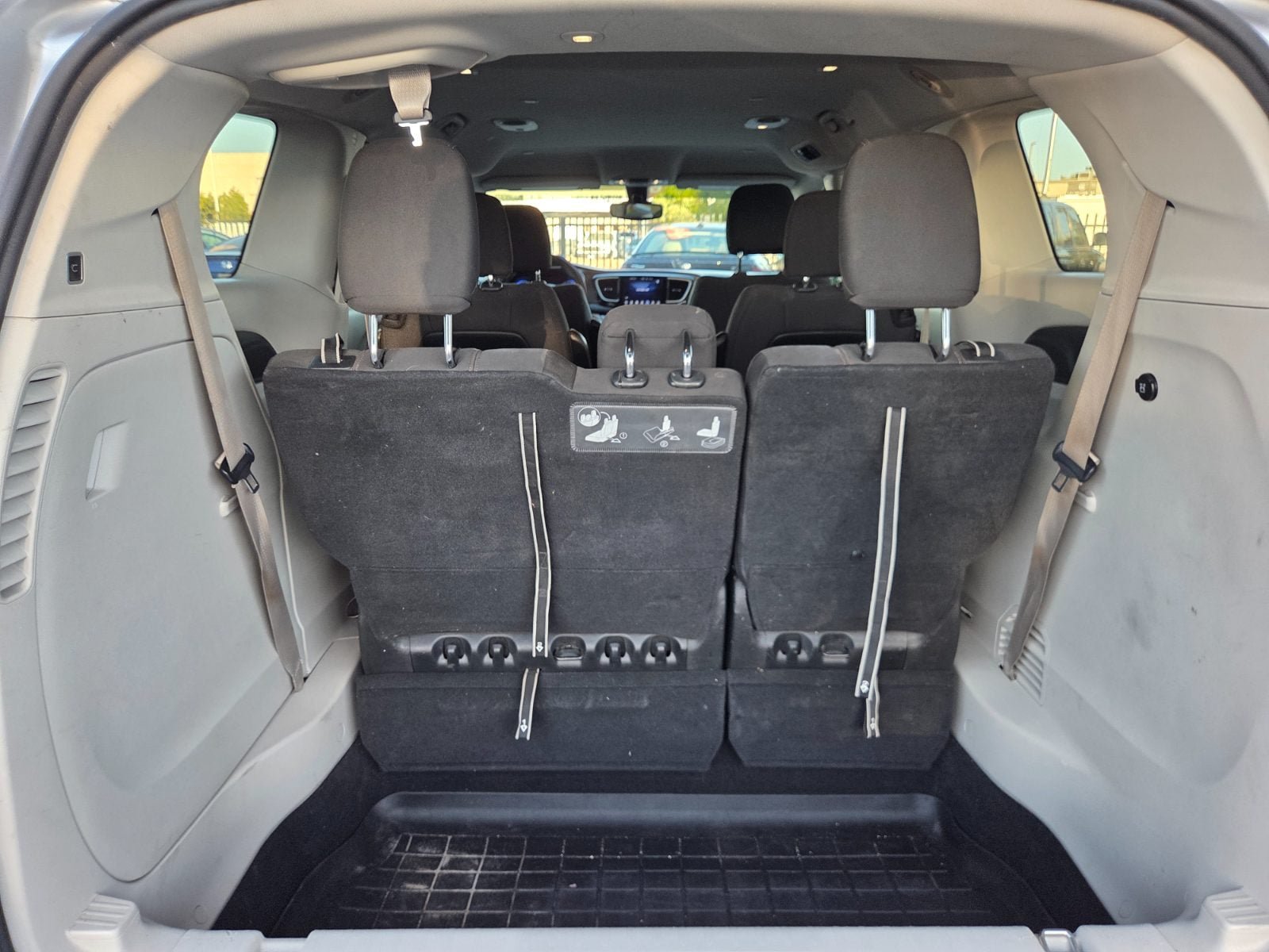 Used 2017 Chrysler Pacifica Touring FWD image 11