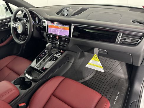 Certified 2025 Porsche Macan image 30