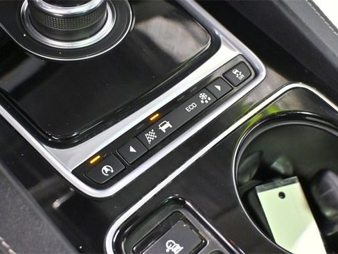 Used 2017 Jaguar F-PACE R-Sport image 30