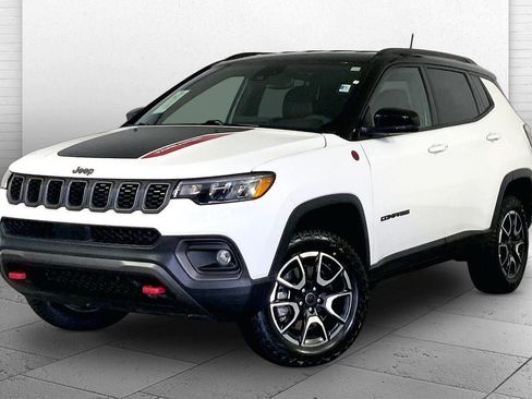 Used 2025 Jeep Compass Trailhawk AWD/4WD image 12
