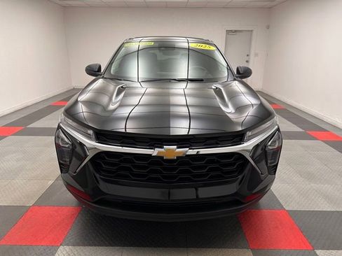 Used 2025 Chevrolet Trax LS FWD image 2