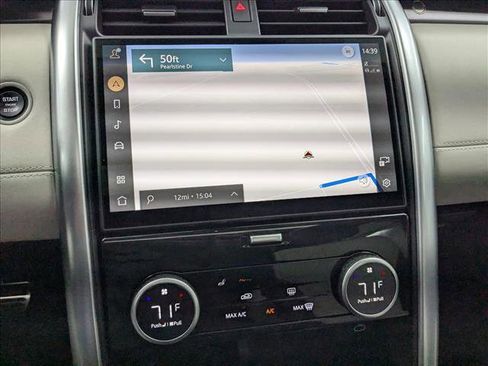 Used 2025 Land Rover Discovery Metropolitan Edition image 17