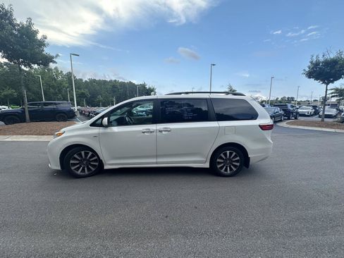 Used 2018 Toyota Sienna XLE Premium AWD/4WD image 9