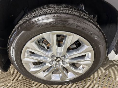 Used 2024 Toyota Highlander Limited FWD image 18