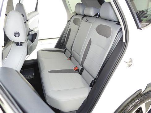 Used 2023 Volkswagen Taos SE w/ Panoramic Sunroof Package FWD image 21