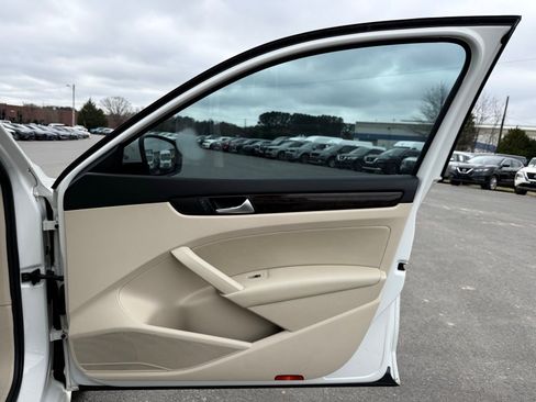 Used 2014 Volkswagen Passat 1.8T SEL Premium image 28