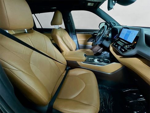 Certified 2020 Toyota Highlander Platinum image 25