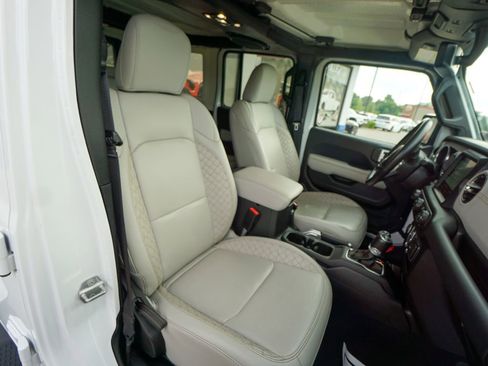 Used 2021 Jeep Wrangler Unlimited Sahara image 29