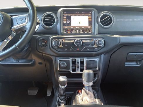 Used 2018 Jeep Wrangler Unlimited Sahara AWD/4WD image 11