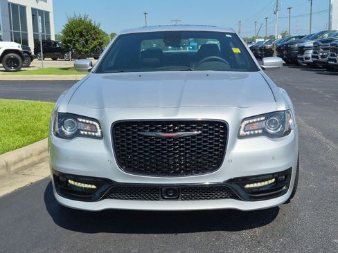 Used 2023 Chrysler 300 S w/ Comfort Group RWD image 2