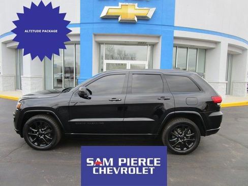 Used 2017 Jeep Grand Cherokee Altitude image 1