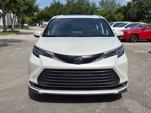 Used 2021 Toyota Sienna XLE FWD image 2