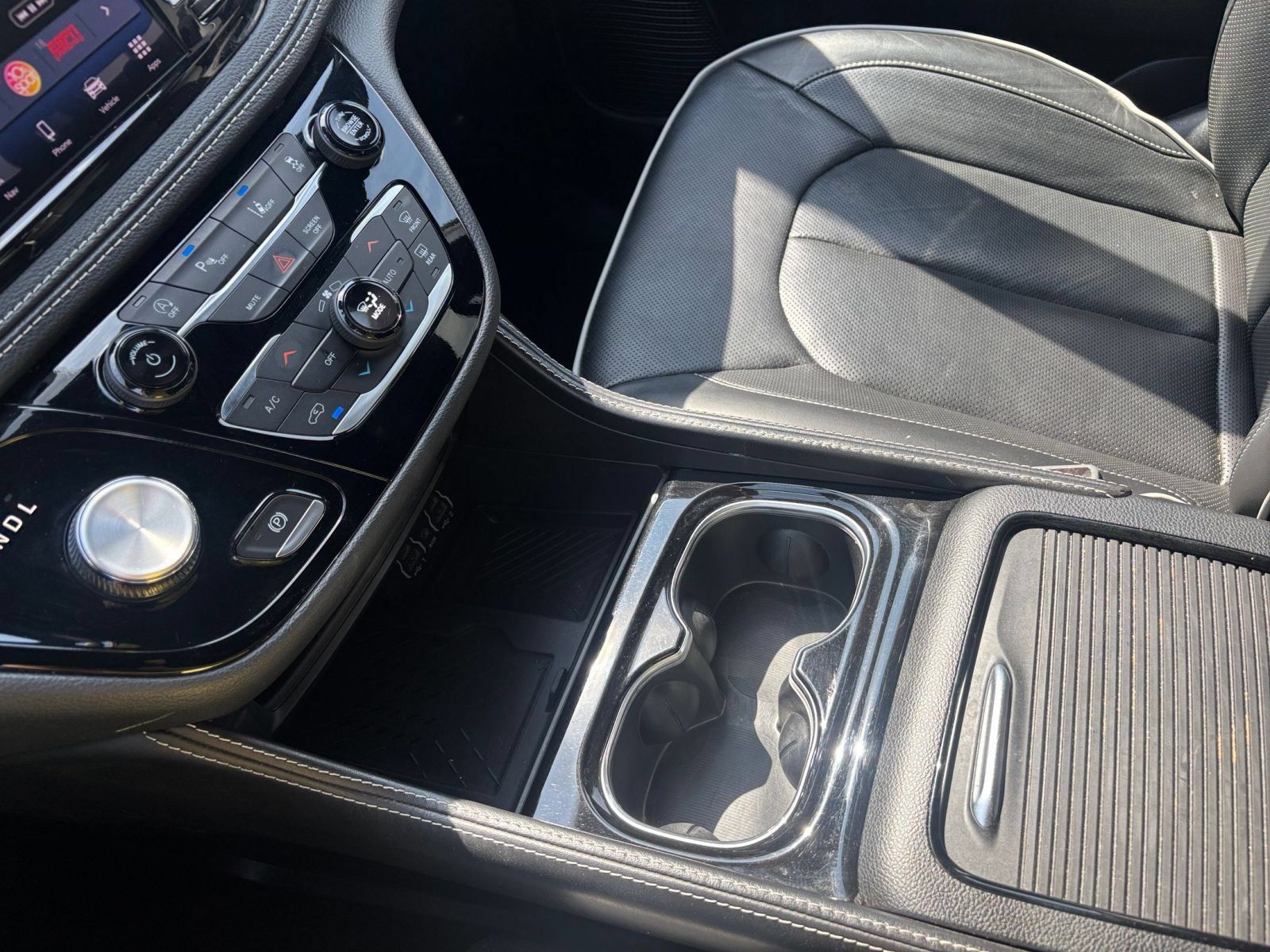 Used 2025 Chrysler Pacifica Limited FWD image 45